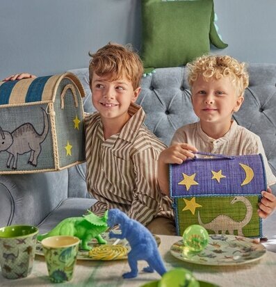 Barntallrik New Dino Print från Rice i lekfull miljö