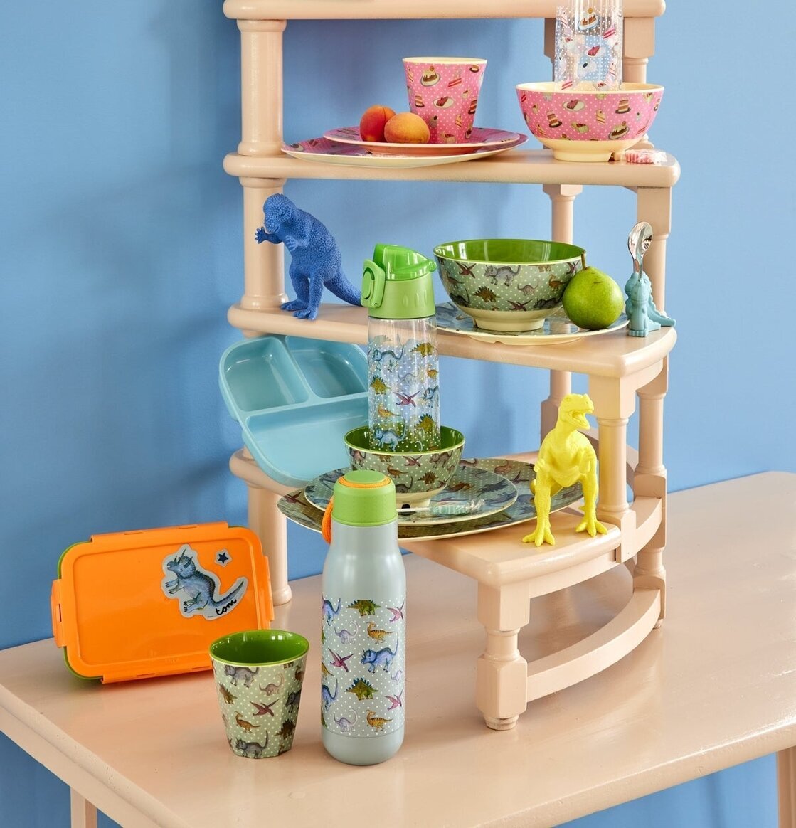 Melaminmugg New Dino Print från Rice i färgglad kökshylla