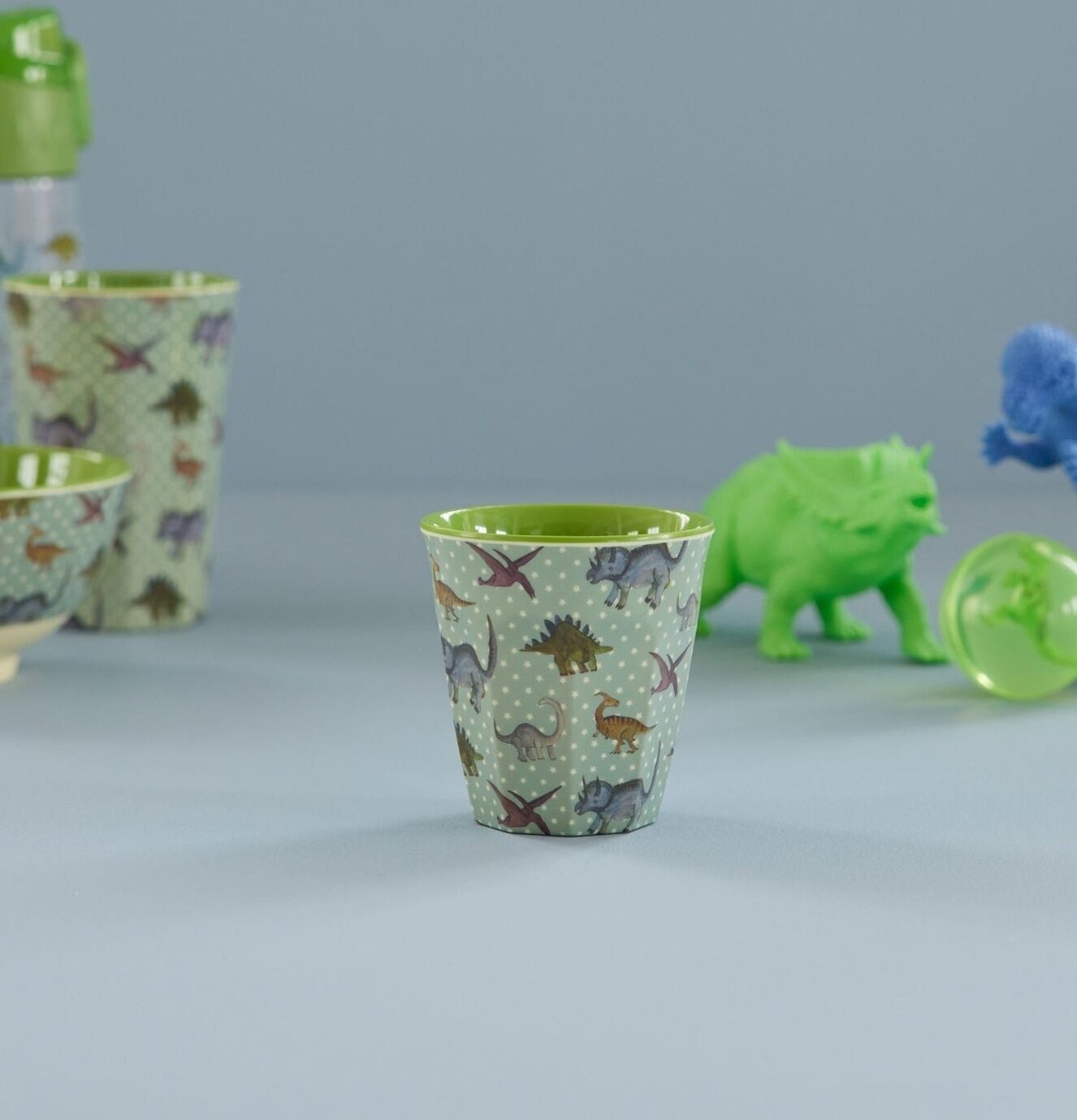 Foto av lekfull melaminmugg med dinosauriemotiv
