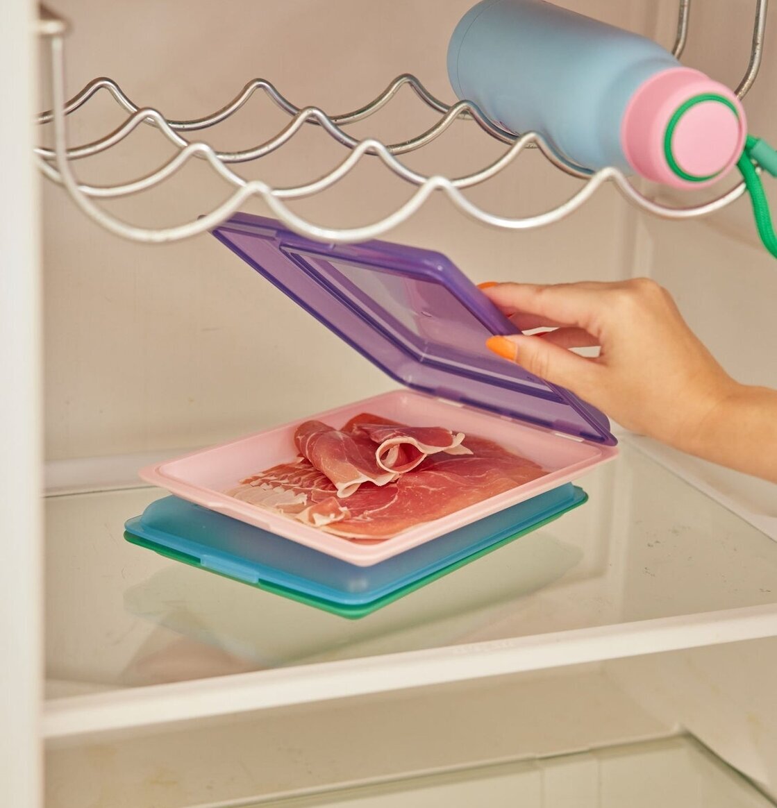 Förvaringsbox Pålägg Lila från Rice i kylskåp med skinka