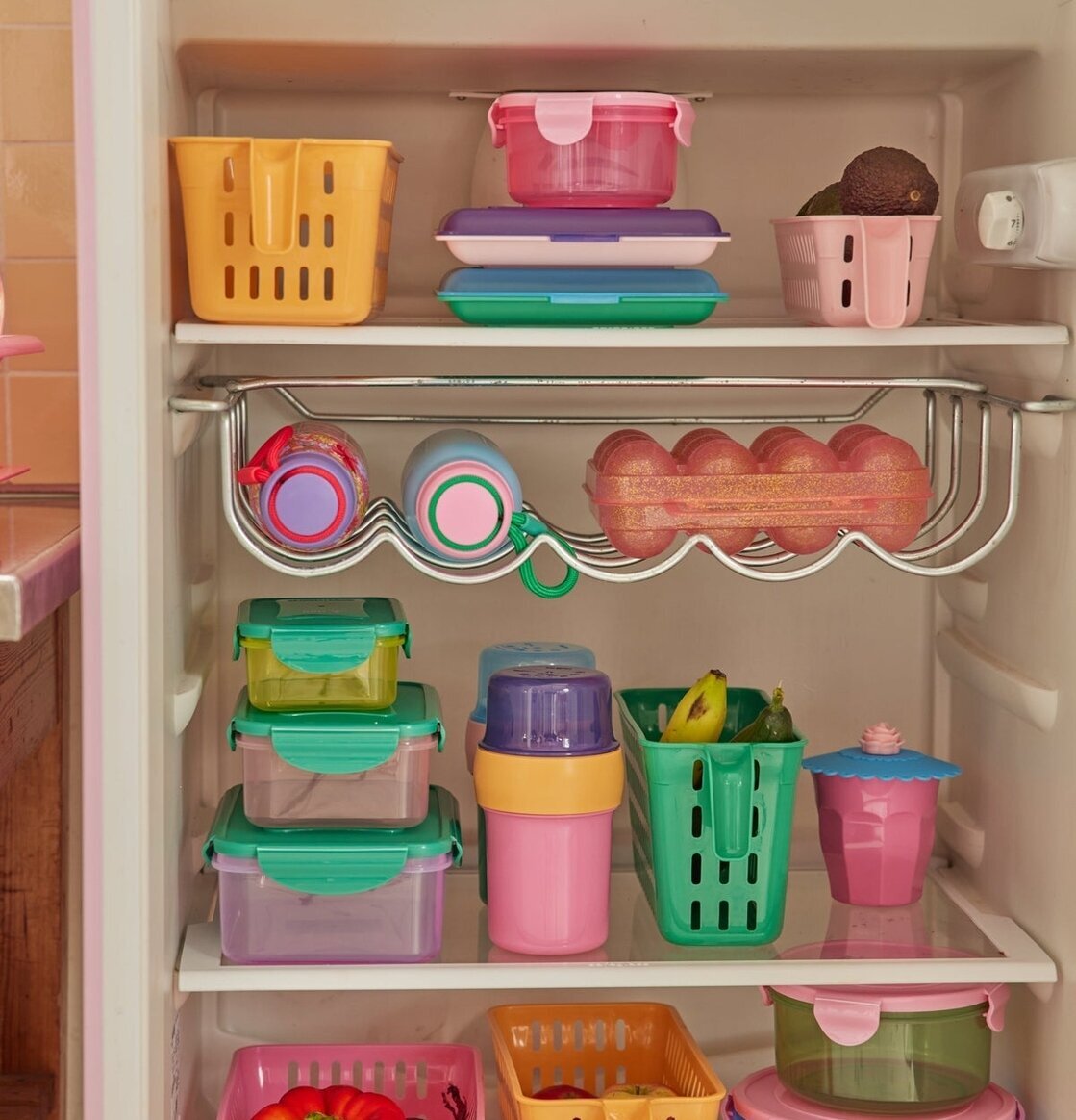 Förvaringsbox Pålägg Lila från Rice i en färgglad kyl