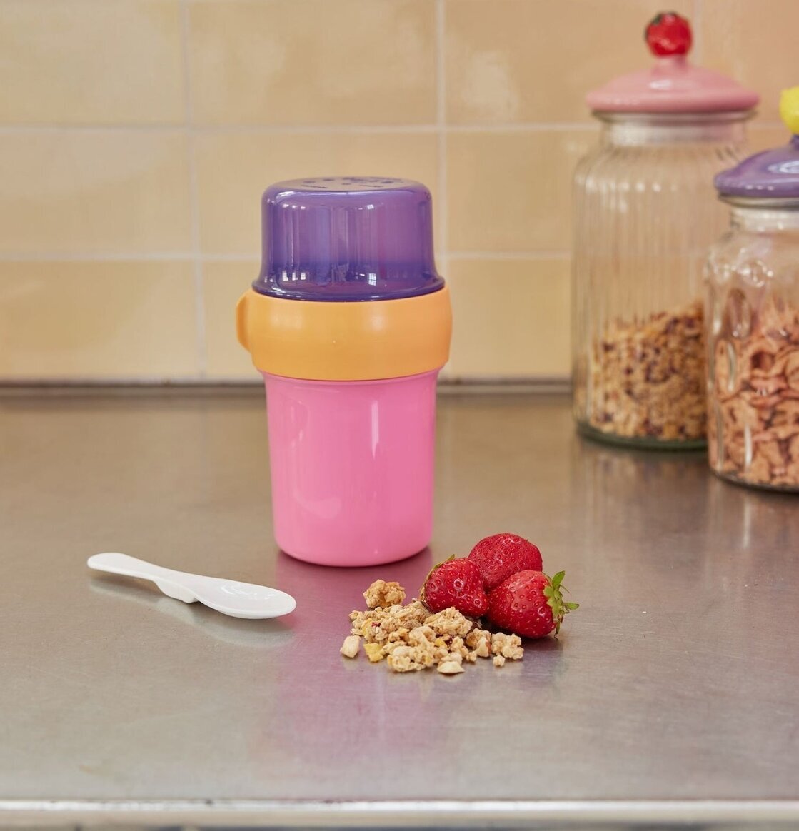 To-Go Matbehållare Rosa/Lila från Rice på köksbänken