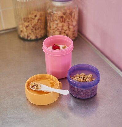 To-Go Matbehållare Rosa/Lila från Rice på köksbänk