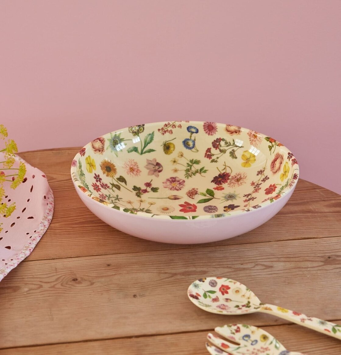 Salladsskål Floras Dream Print från Rice på träbord