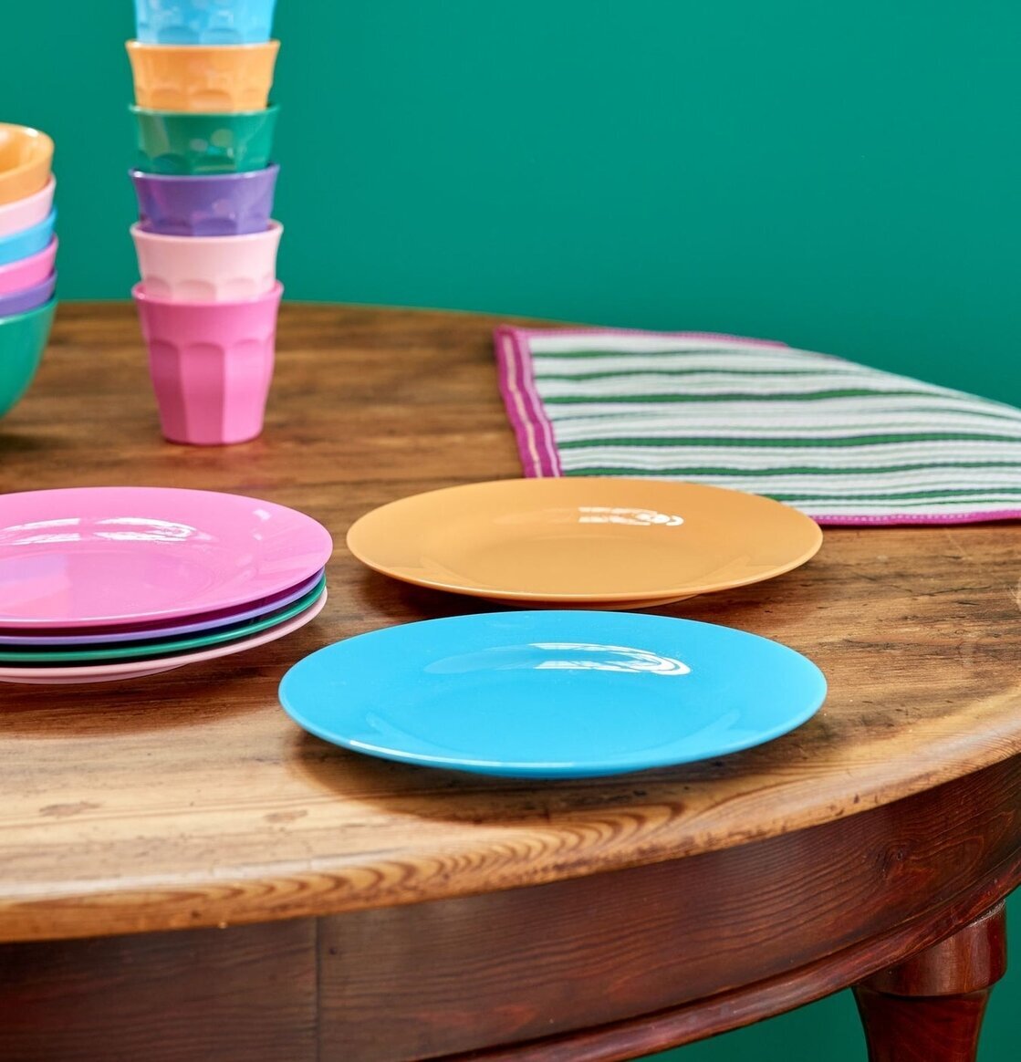 Assietter 6-Pack från Rice på träbord med färgglada koppar