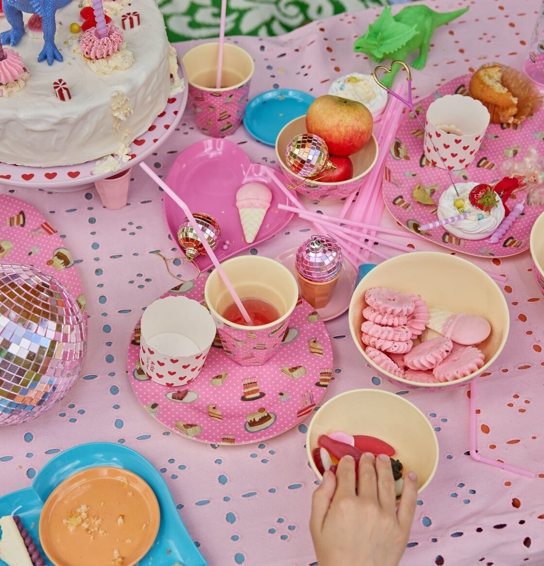 Mugg Latte Sweet Cake Print från Rice på en picknickduk