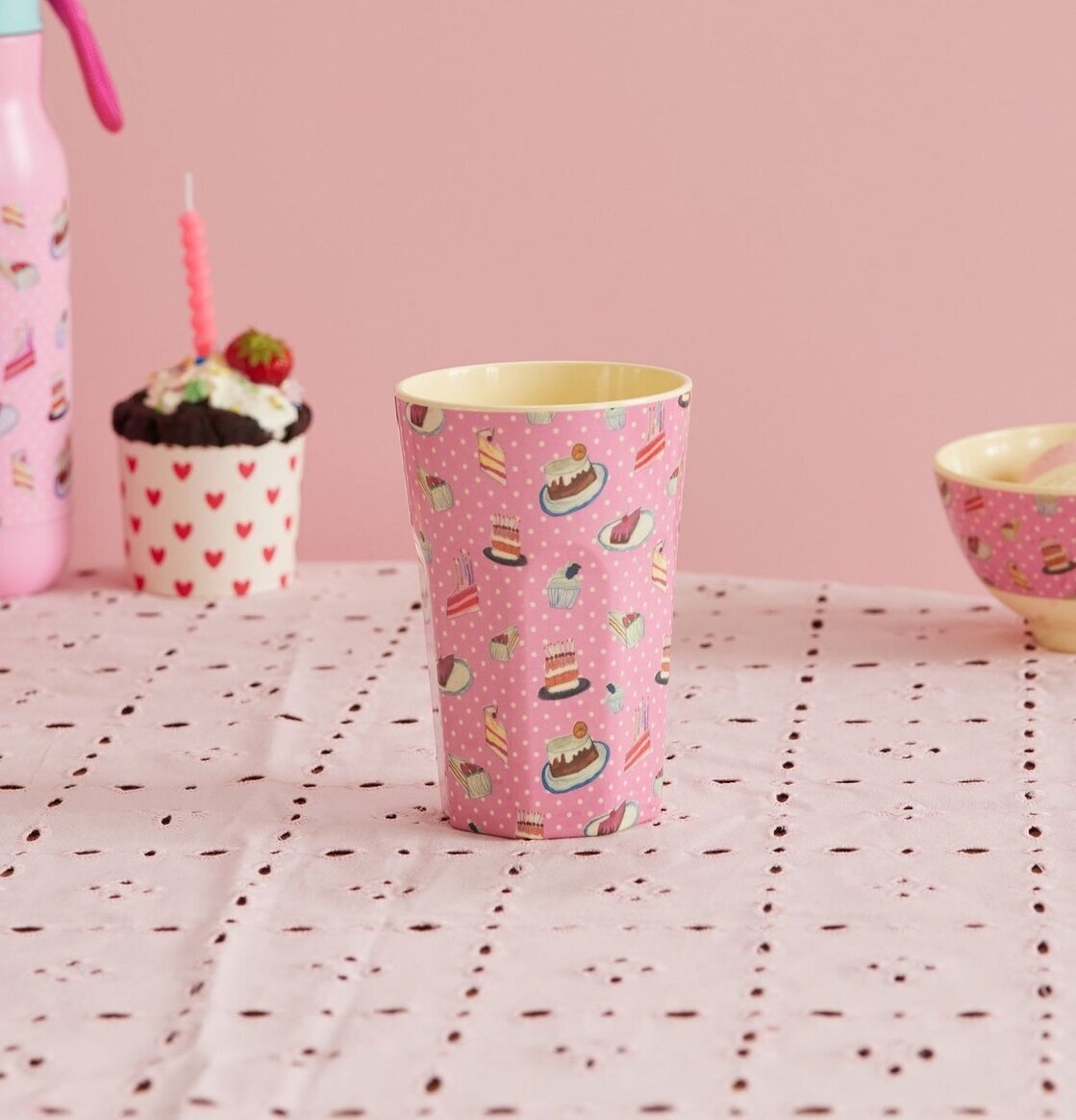 Mugg Latte Sweet Cake Print från Rice på ett rosa bordstäcke