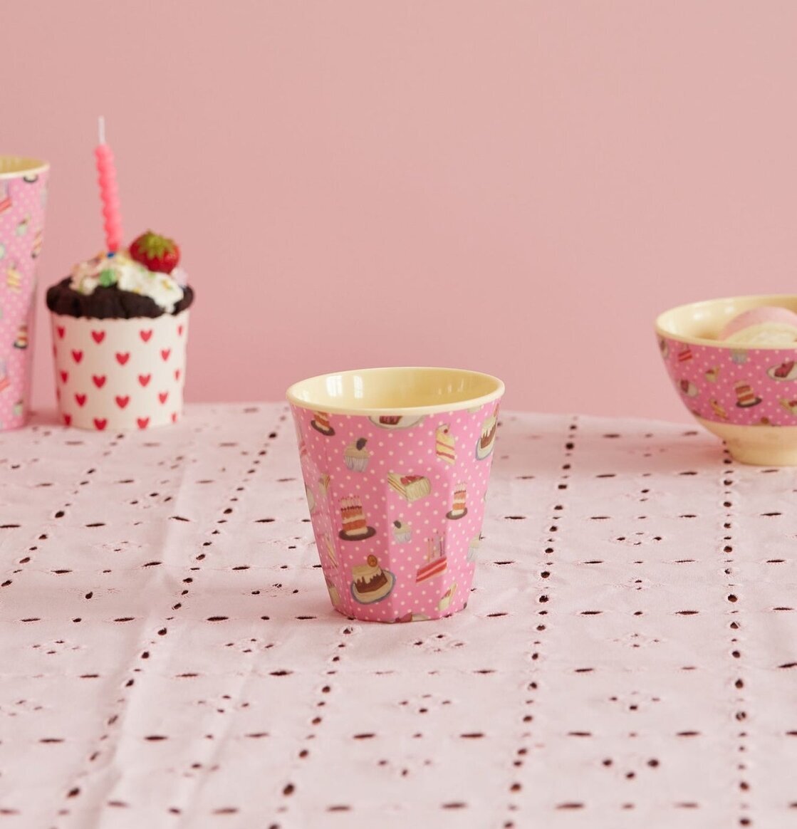 Bild av lekfull inredning med mjuka färger och mönster