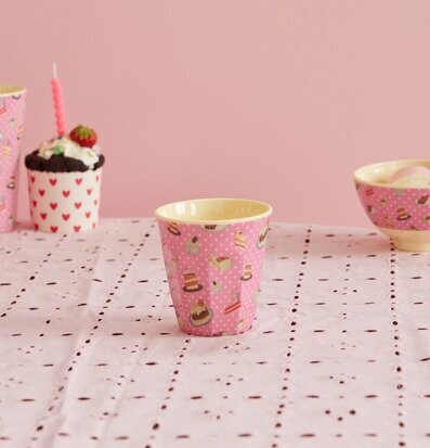 Bild av lekfull inredning med mjuka färger och mönster