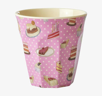 Bild av färgglad mugg med kakmotiv och lila bakgrund