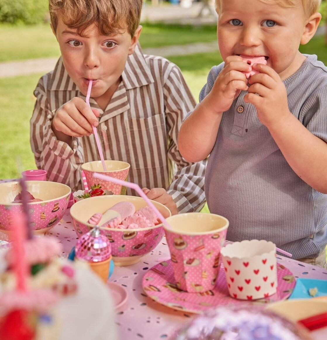 Två barn använder Melaminmugg Sweet Cake Print från Rice