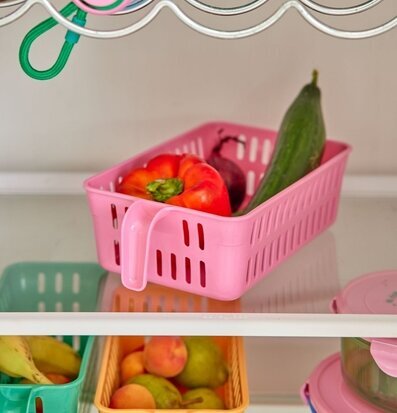 Plastbox Rosa från Rice fylld med grönsaker i ett kylskåp