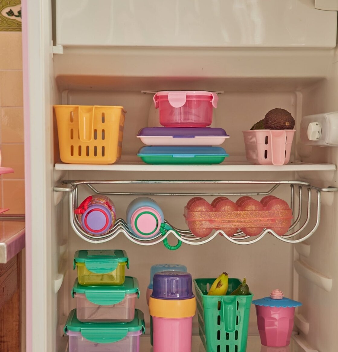 Plastbox Förvaring Rosa från Rice i välorganiserat kylskåp