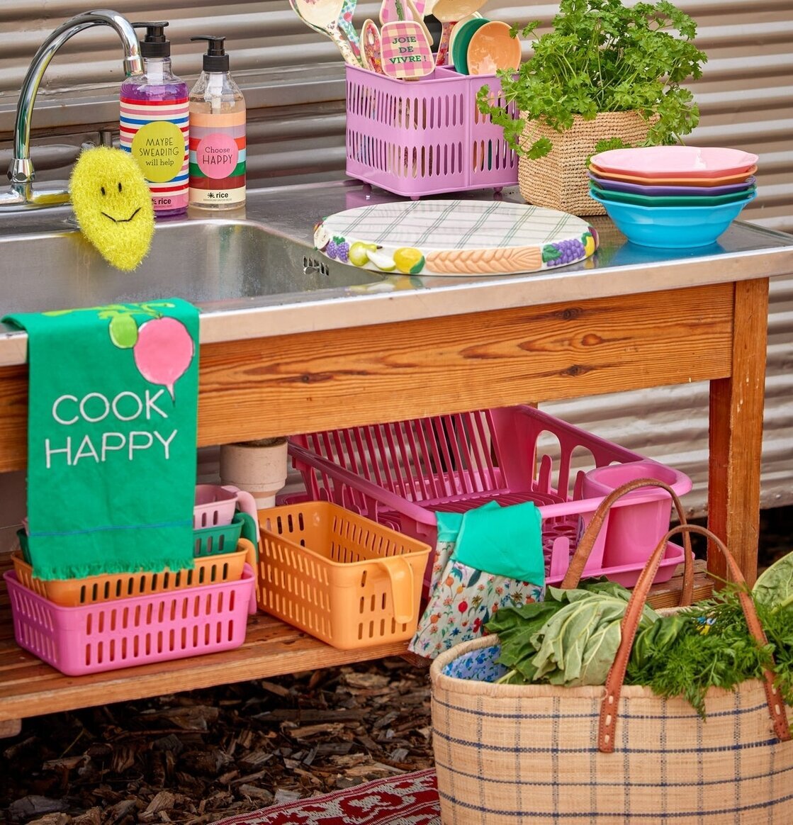 Plastbox Förvaring Orange från Rice i en köksmiljö