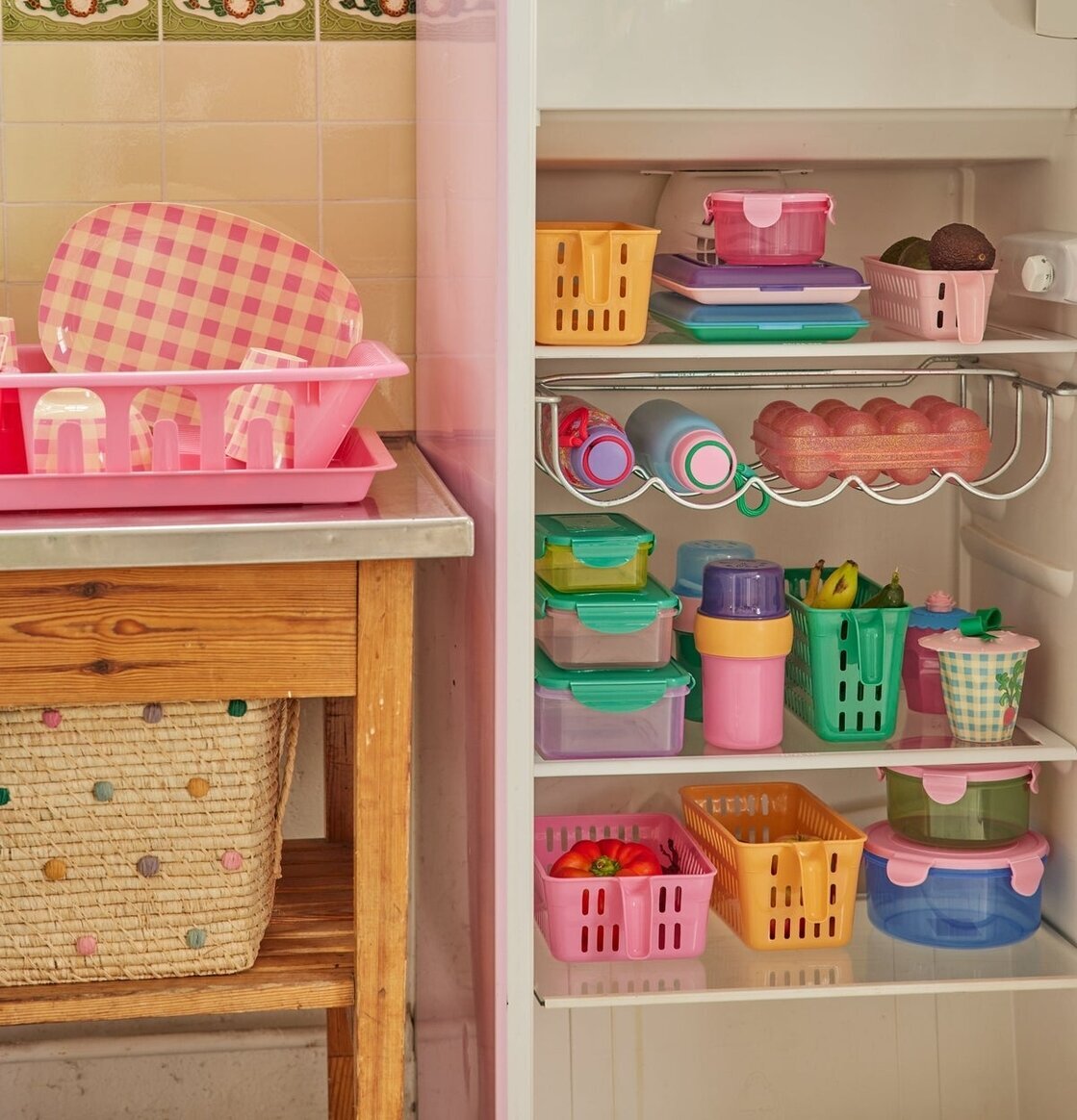 Plastbox Förvaring Rosa från Rice i köksmiljö med kylskåp