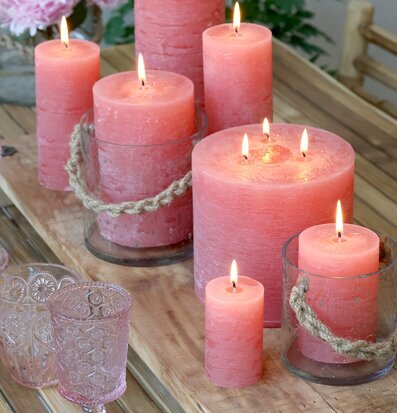 Blockljus Rustik Raspberry 40 Tim från Chic Antique på träbord