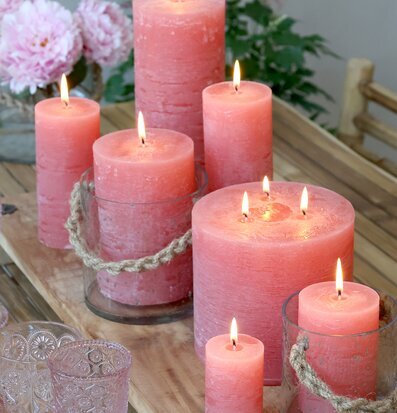 Blockljus Rustik Raspberry 90 Tim från Chic Antique på träbord