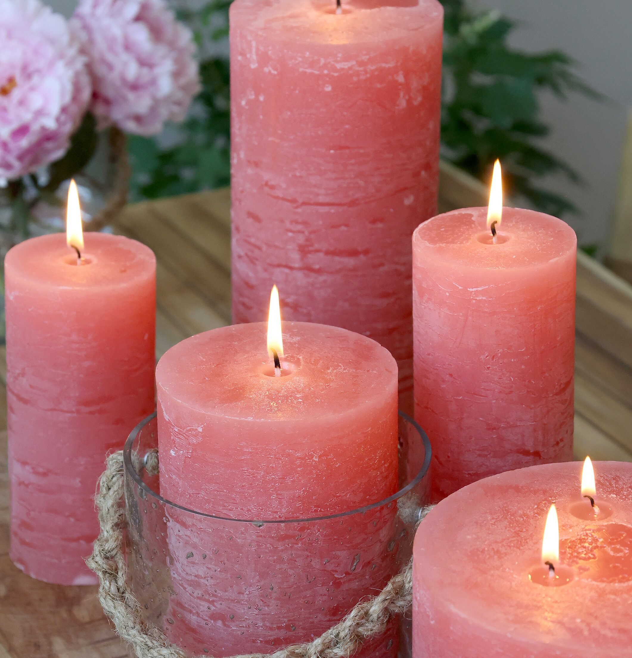 Blockljus Rustik Raspberry 90 Tim från Chic Antique på träbord