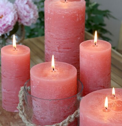 Blockljus Rustik Raspberry 90 Tim från Chic Antique på träbord