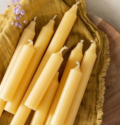 Kronljus Gul 29cm från IB Laursen på senapsgul textil