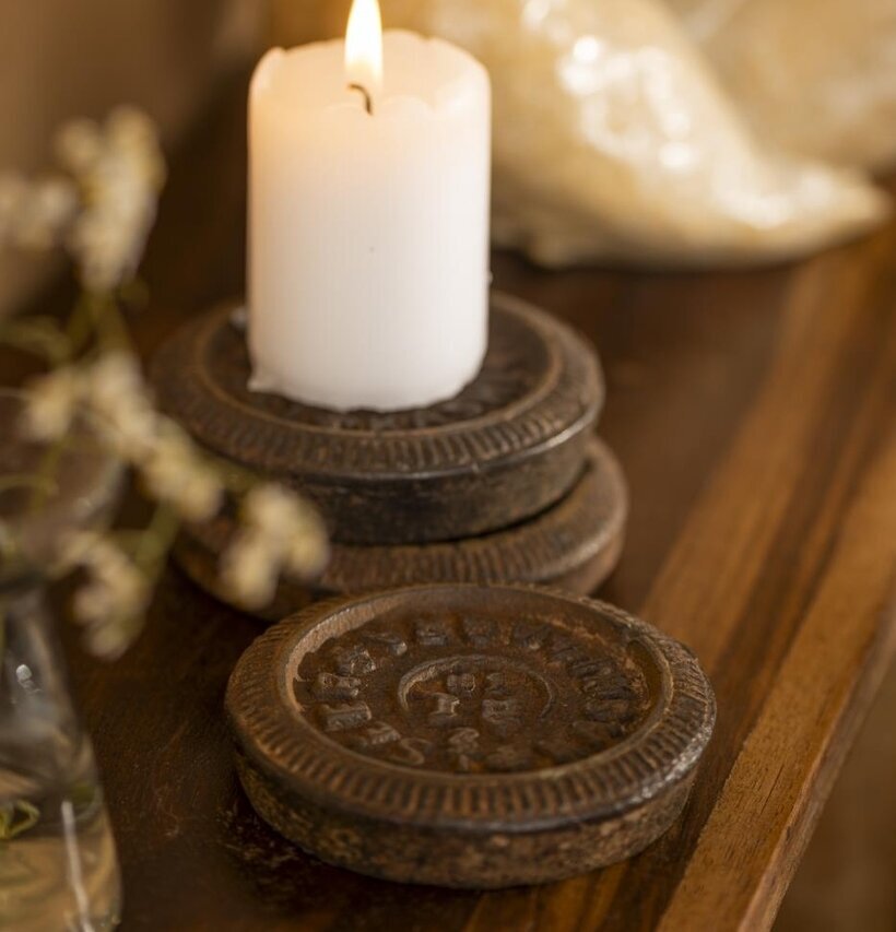 Brevvikt/Ljushållare Järn från IB Laursen med vitt ljus