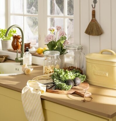 Brödbox Oval Vete från IB Laursen i ett soligt kök