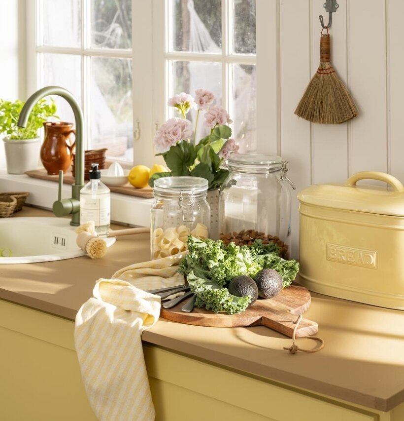 Brödbox Oval Vete från IB Laursen i ett soligt kök