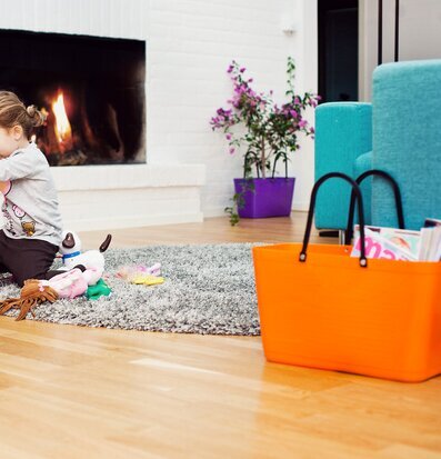 Väska Hinza Orange från Hinza i en hemtrevlig miljö