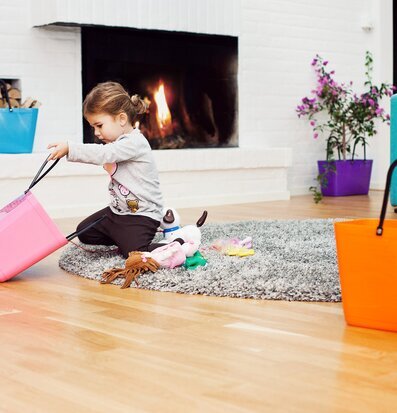 Väska Hinza Svart och andra Hinza-väskor på vit spishäll