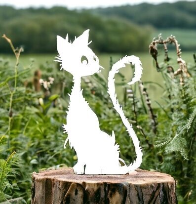 #ÄlskaPlåt Katt Vit från Älskaplåt på trädstubbe i trädgård