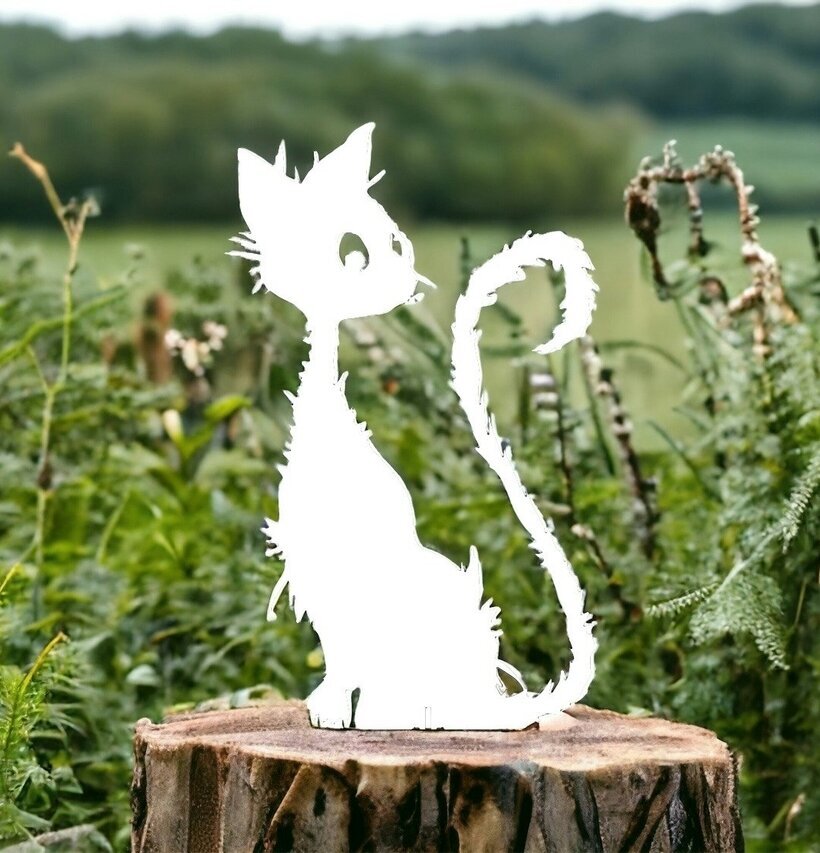 #ÄlskaPlåt Katt Vit från Älskaplåt på trädstubbe i trädgård