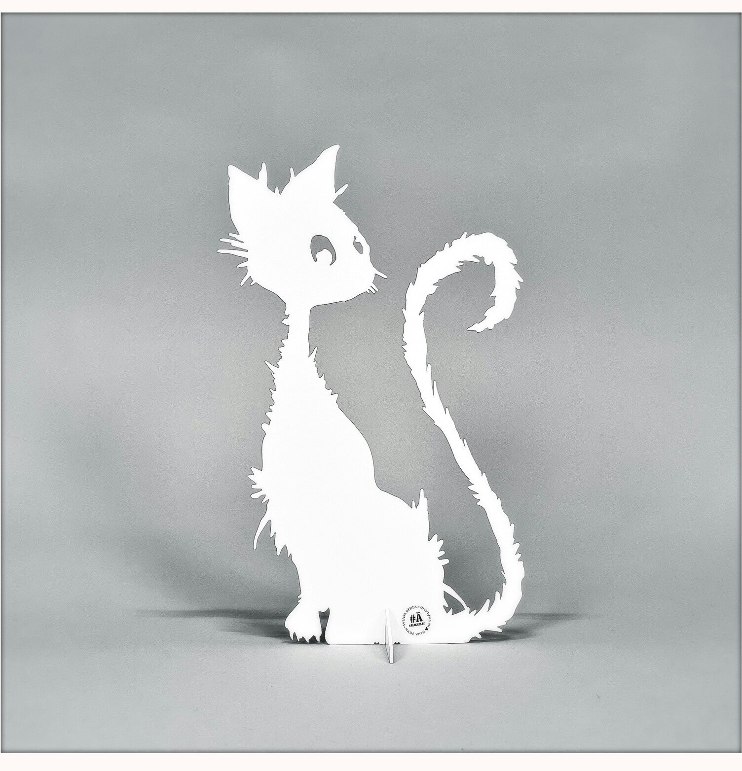 #ÄlskaPlåt Katt Vit i vitlackerad metall från Älskaplåt