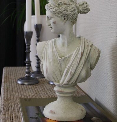 Staty Byst Deco från Västanvinden på vävd bordsyta med ljus