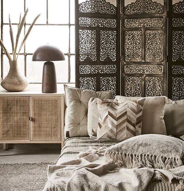 Bordslampa Fungi Rostbrun Large från Affari på vit byrå