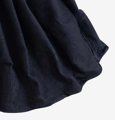 Bordslampa Minais från Skitso med elegant kjol-design