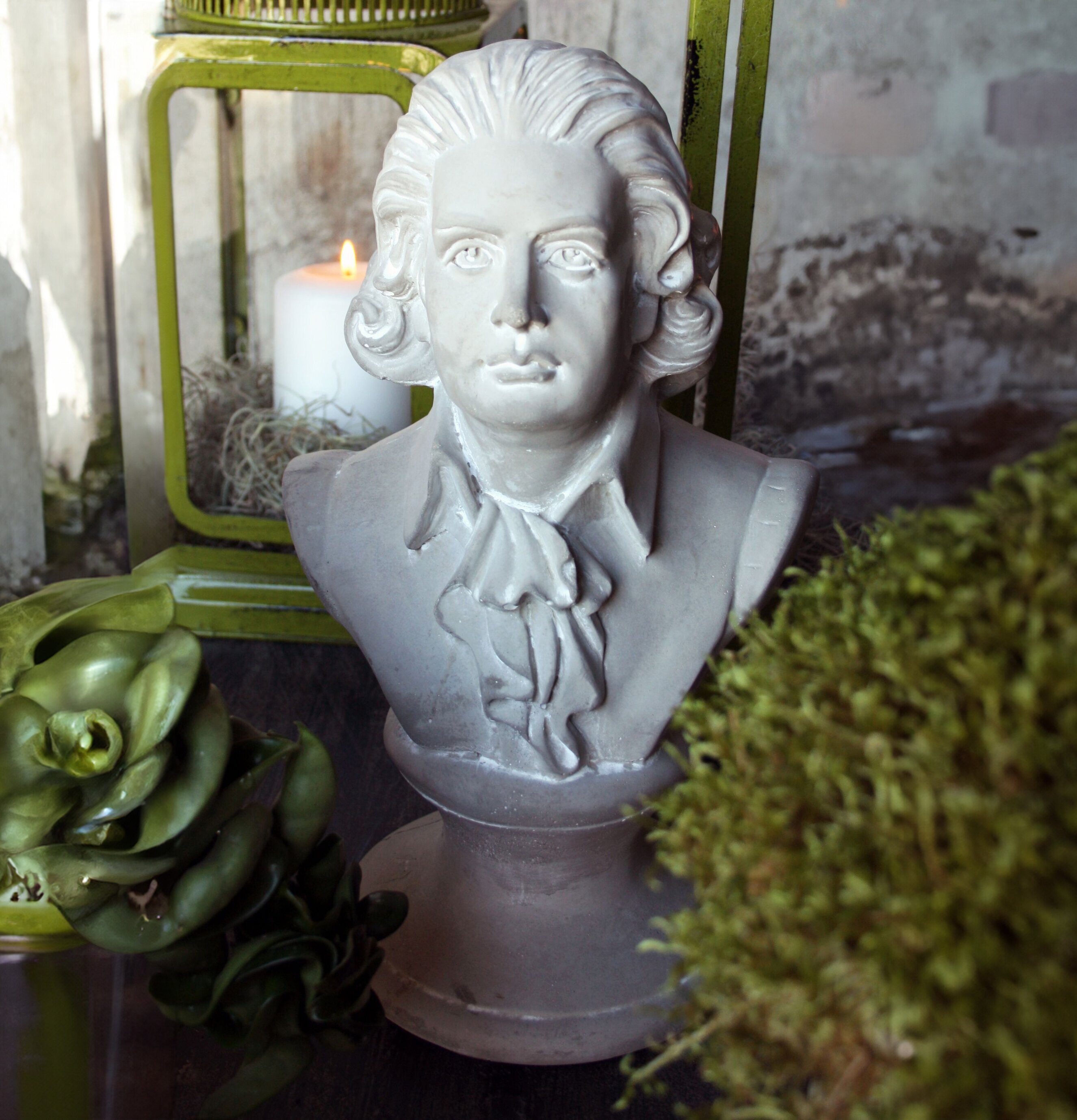 Staty Byst Deco från Västanvinden med rustik bakgrund