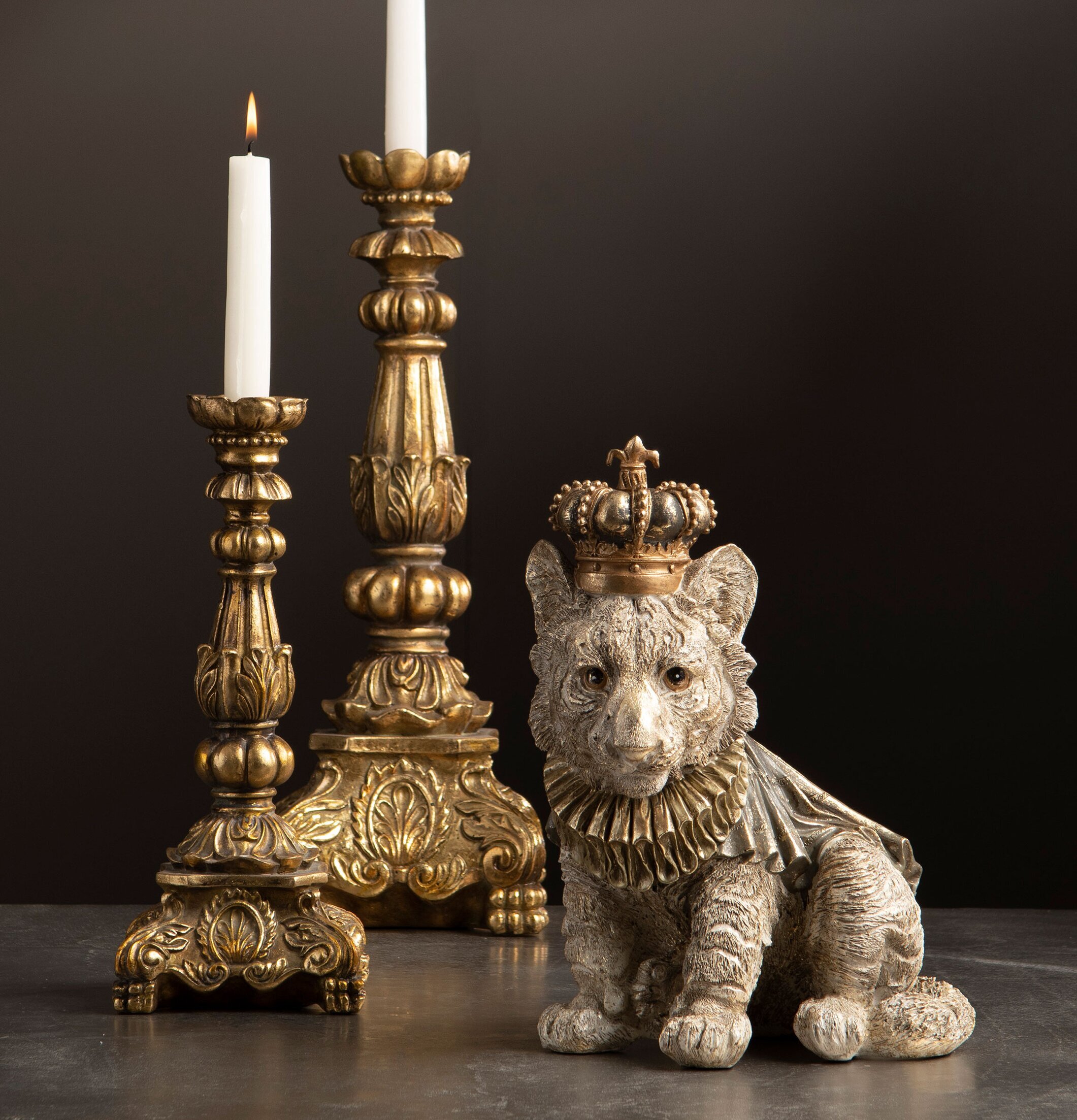 Figurin Lejonunge Med Krona från A Lot Decoration, sittande