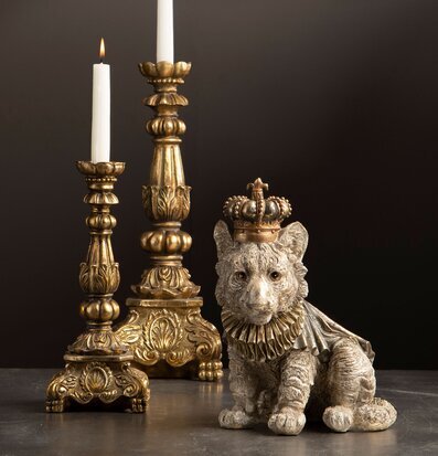 Figurin Lejonunge Med Krona från A Lot Decoration, sittande