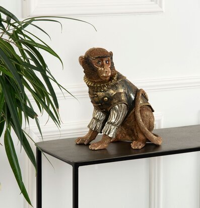 Figurin Apa Herr Nilsson från A Lot Decoration på ett bord