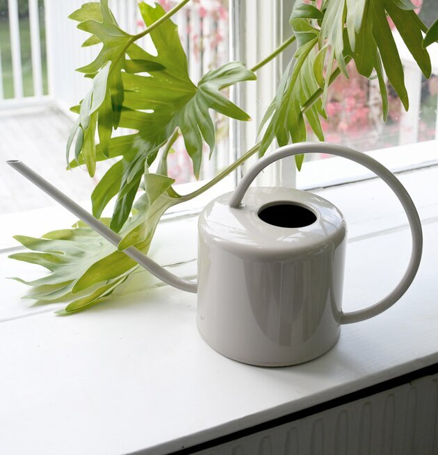 Vattenkanna Beige från Storefactory på vit fönsterbräda