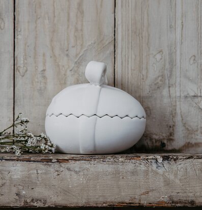 Påskägg Lundby Vit Stor från Storefactory på rustik träyta