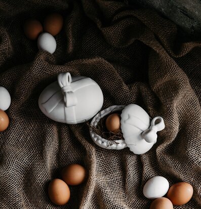 Påskägg Lundby Vit Stor från Storefactory på säckvävstyg