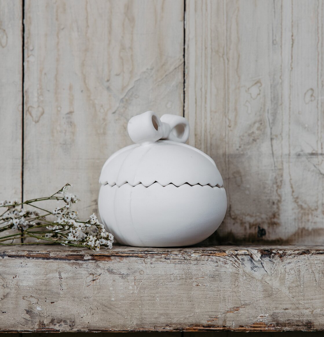 Påskägg Lundby Vit Liten från Storefactory på trähylla