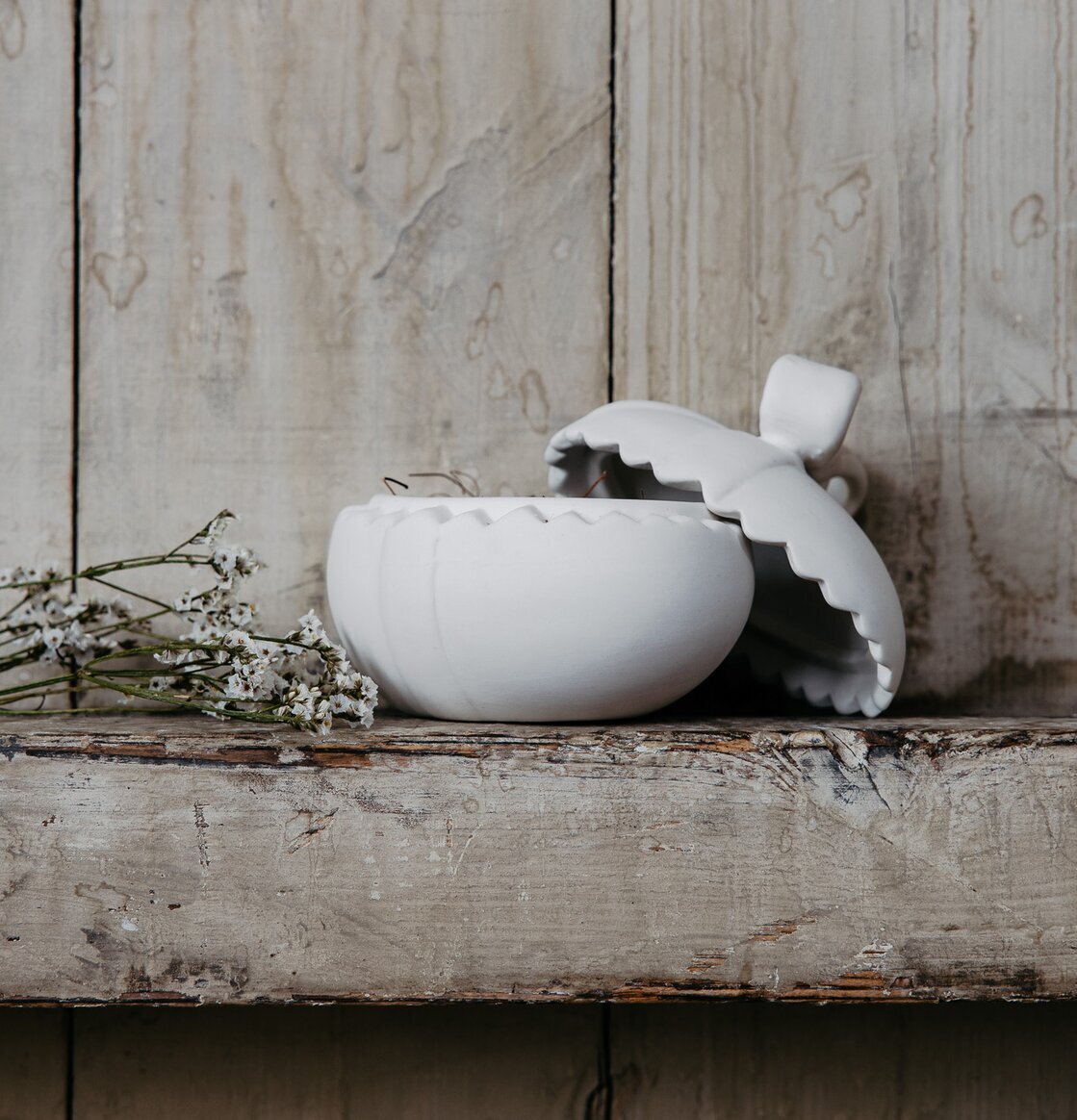 Påskägg Lundby Vit Liten från Storefactory på rustik hylla