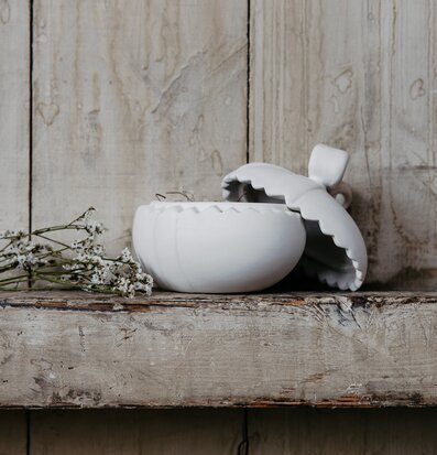 Påskägg Lundby Vit Liten från Storefactory på rustik hylla