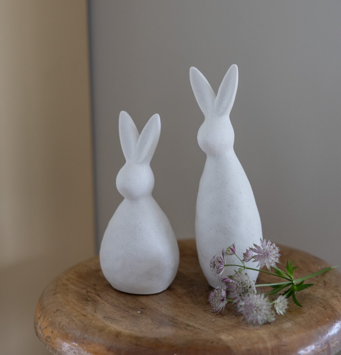 Dekoration Arne Hare Vit från Storefactory på träbord