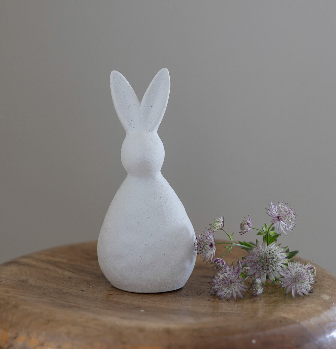 Dekoration Alma Hare Vit från Storefactory på träunderlag