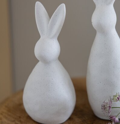 Dekoration Alma Hare Vit från Storefactory i två storlekar