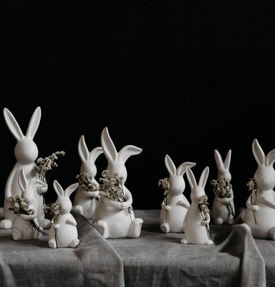 Dekoration Emilia Hare Vit från Storefactory på grå duk