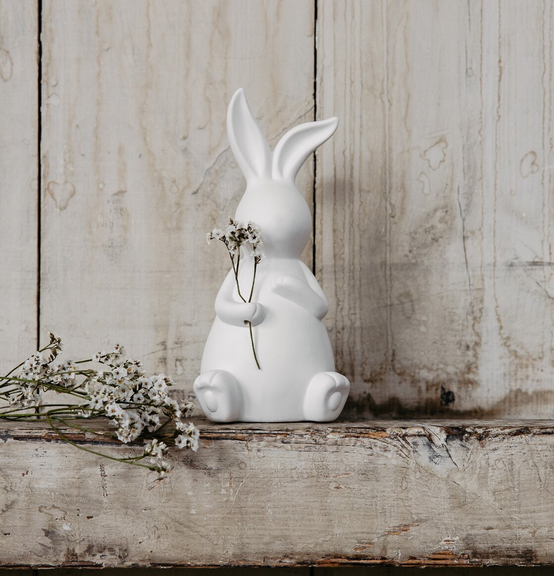 Dekoration Emilia Hare Vit från Storefactory på hylla